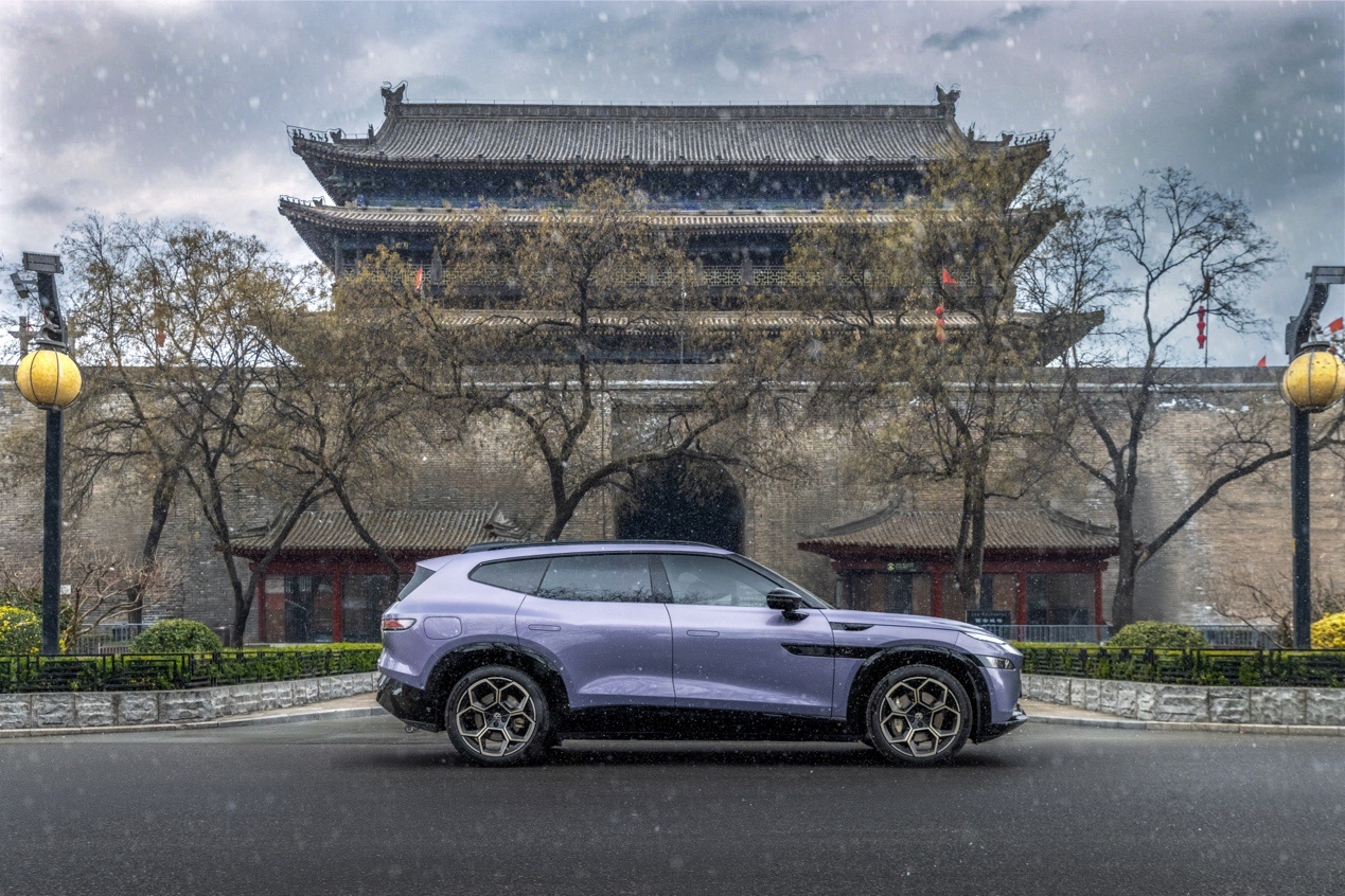 金标大众的“底牌”：看与众08如何用德系驾控破局纯电安全