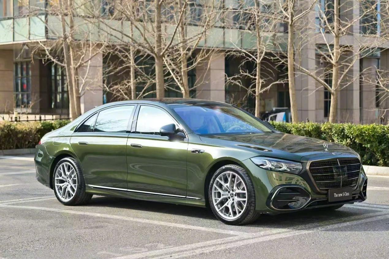 德总理亲自站台，新款奔驰S级亮相国内，绿色车漆够亮眼