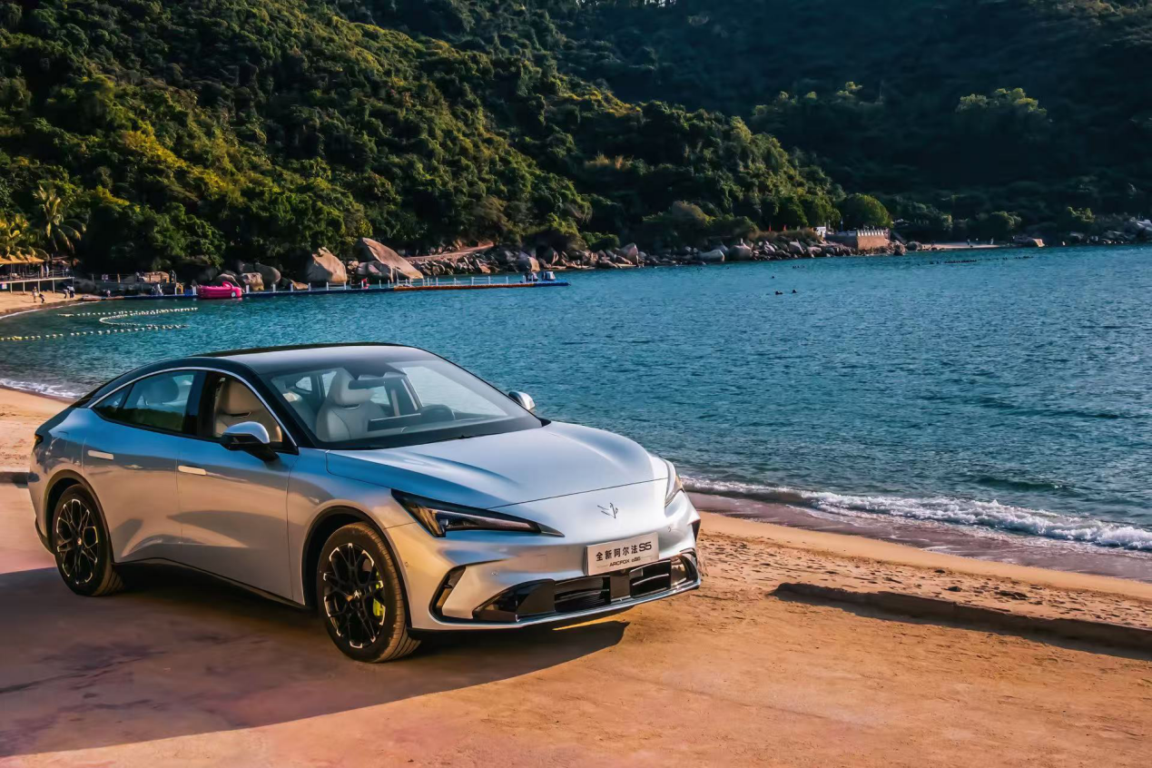 极狐全新阿尔法S5上市补贴价9.98万起