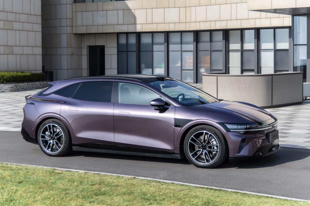 猎装之王,极氪双车齐发:007家族、001五周年纪念版