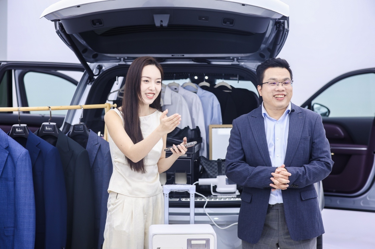 岚图泰山X8直播展现72变空间实力,4月22日正式预售!