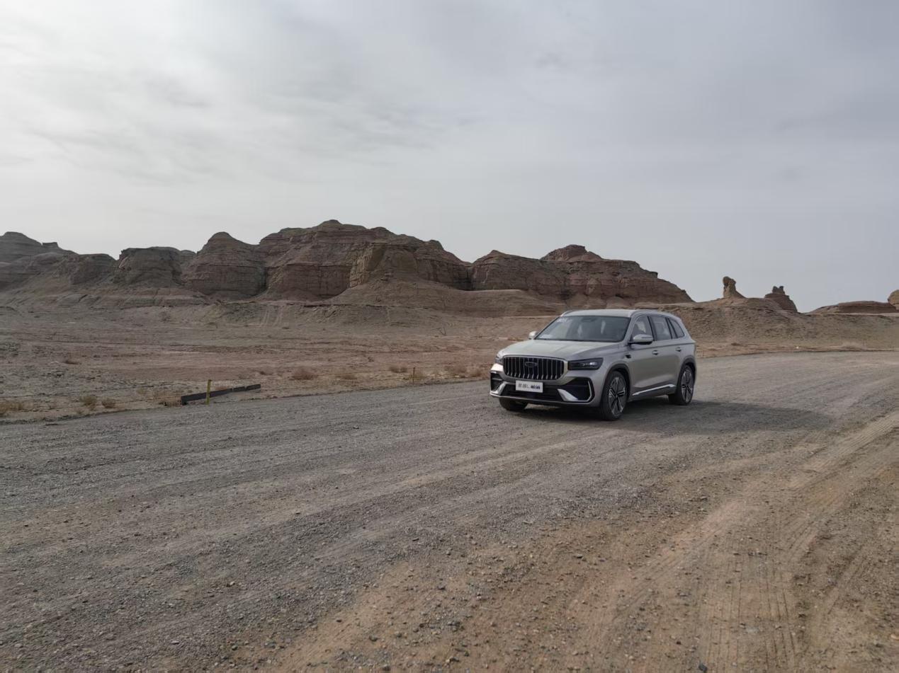 试驾星越L i-HEV，玩转新疆戈壁滩，这表现够硬核吗？