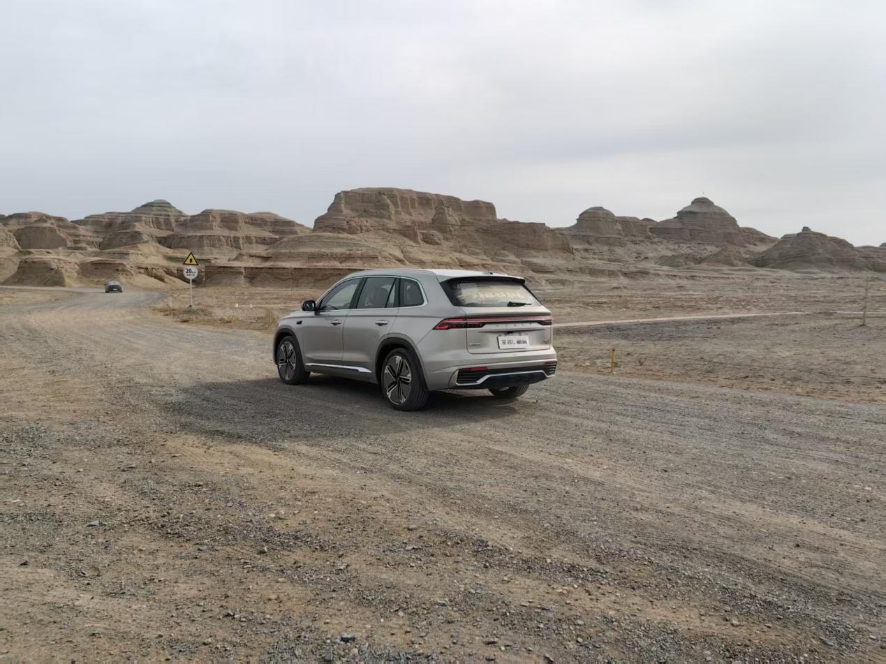 试驾星越L i-HEV，玩转新疆戈壁滩，这表现够硬核吗？