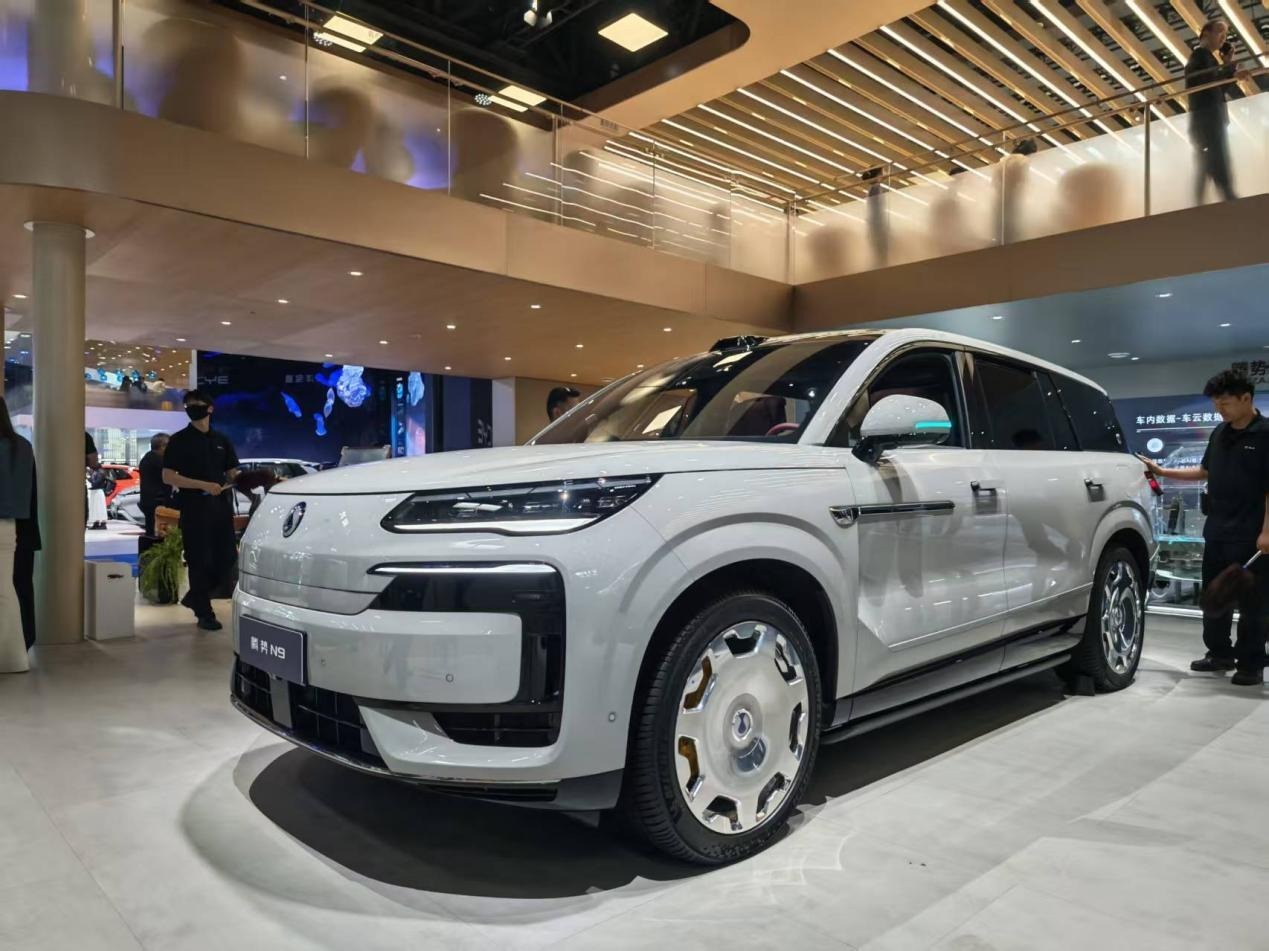 北京车展实拍腾势N9闪充版：9分钟满电 安全与豪华双登顶