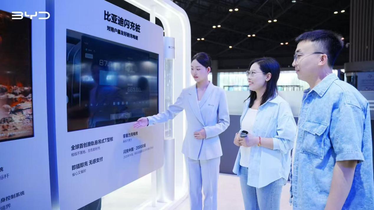 25万旗舰与10万级家用双剑合璧 比亚迪车型闪耀太原车展