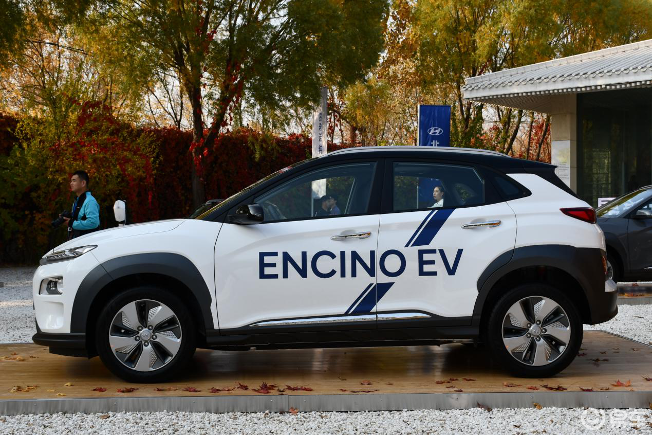 整体造型与燃油版车型保持一致,不过在细节方面融入了彰显新能源专属