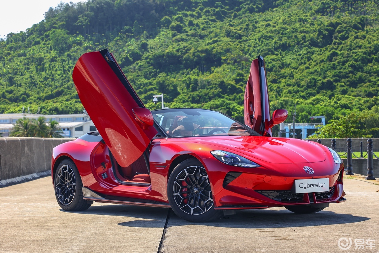 软顶敞篷,剪刀门这些元素,你会联想到这是一个中国制造的车型吗?