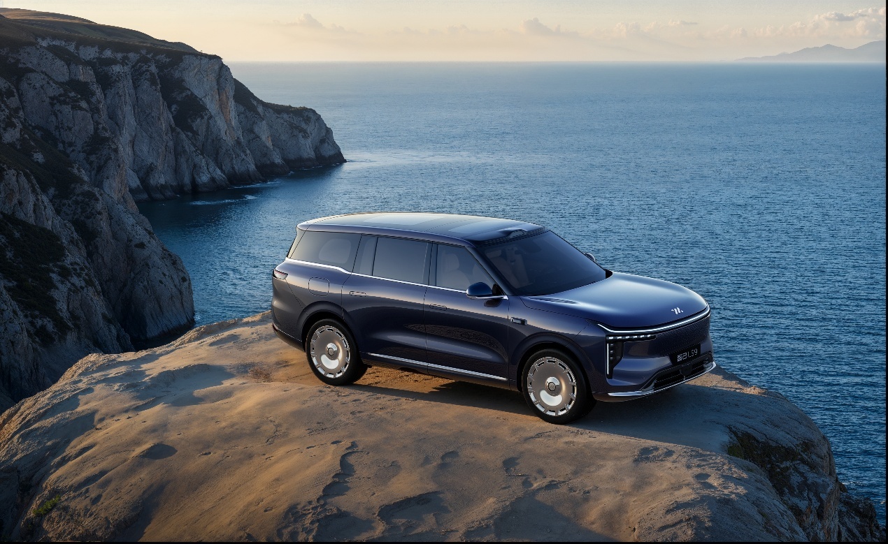 智己LS9大六座SUV 预售价33.69万起