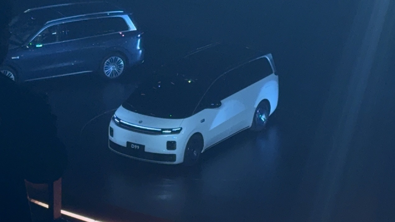 2026年年内发布！零跑首款MPV D99首发亮相