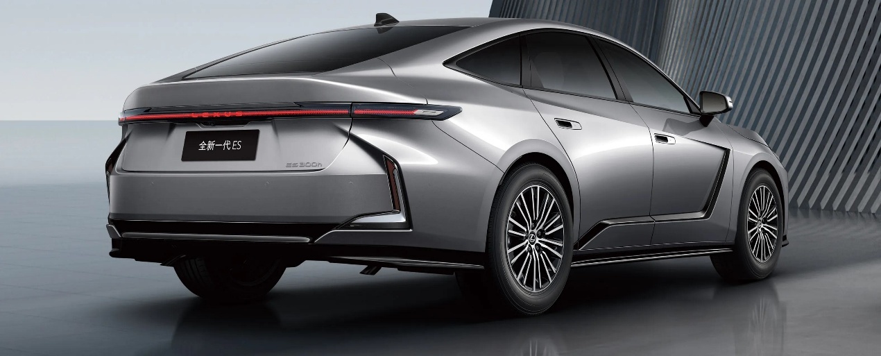 雷克萨斯ES 300h换2.0L混动，预售30.88万起