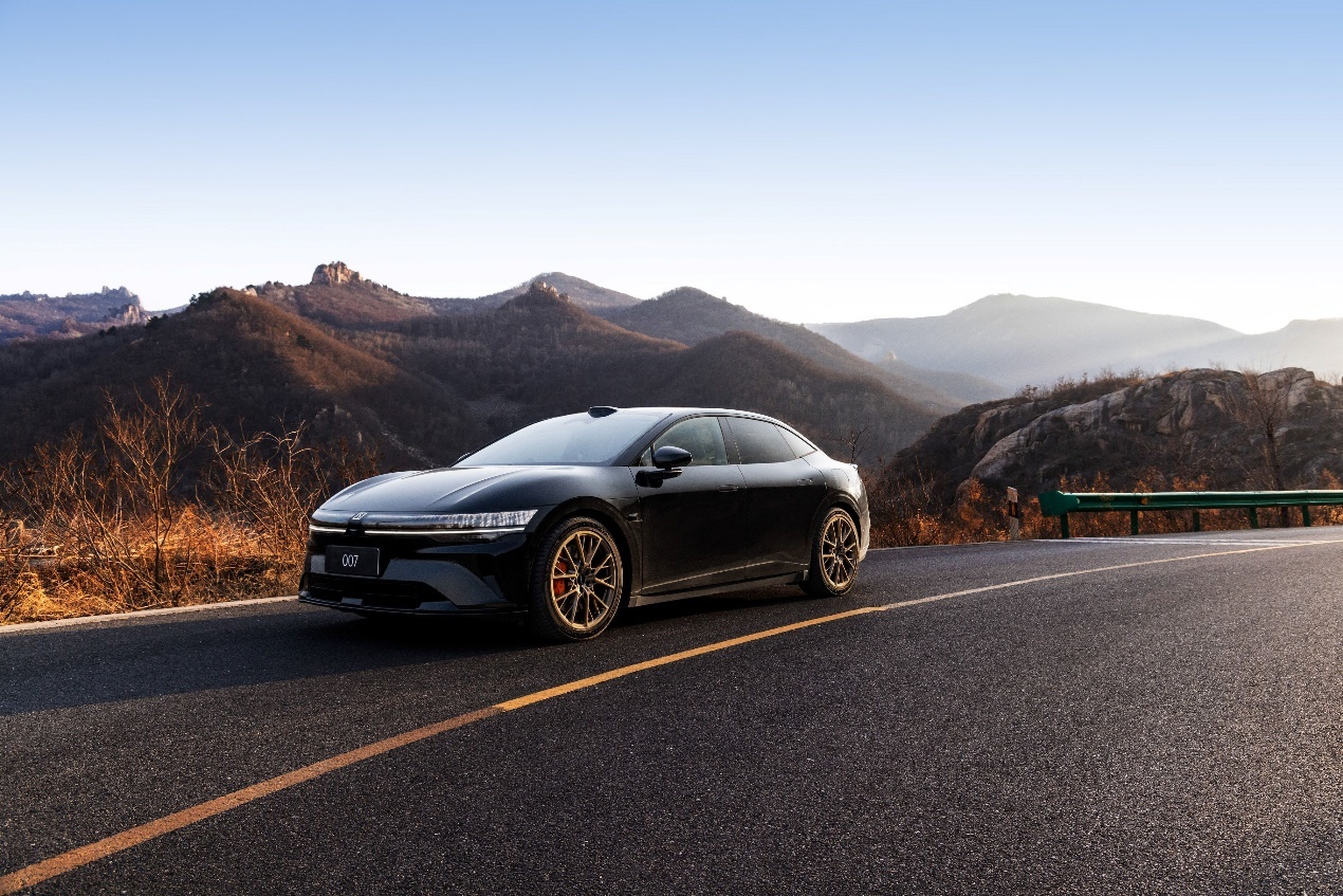 极氪双车齐发：焕新7系上市，001五周年纪念版开售