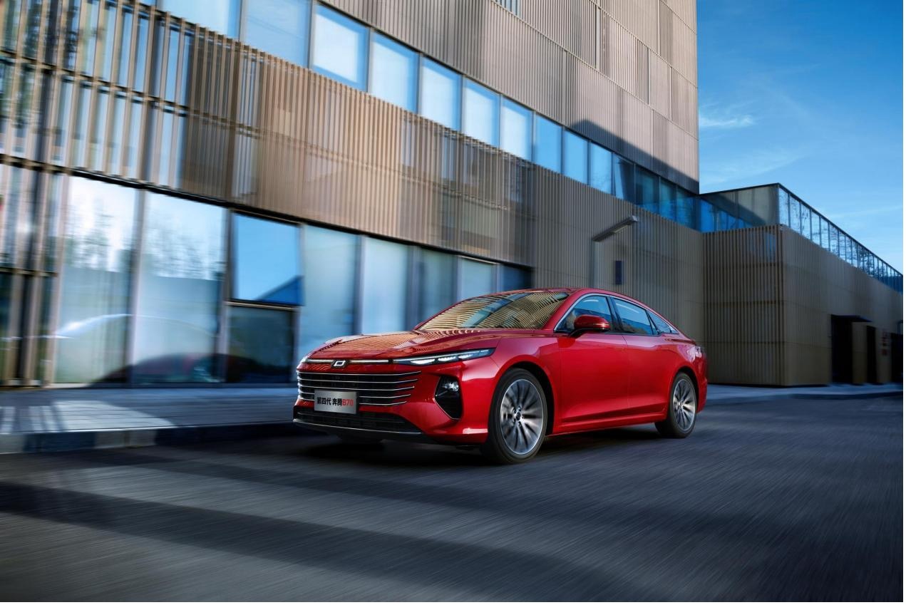 第四代奔腾b70采用第四代劲纯臻设计层峦式前格栅飞