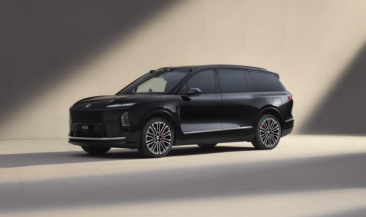 蔚来ES8 vs 岚图泰山｜谁是高端大型电动SUV最优解