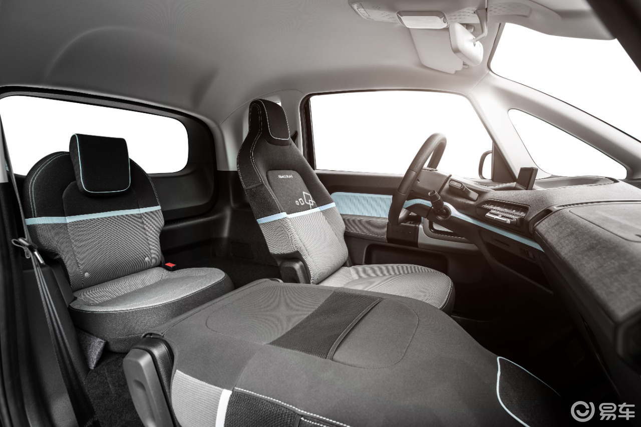 新宝骏e300空间后排泊车