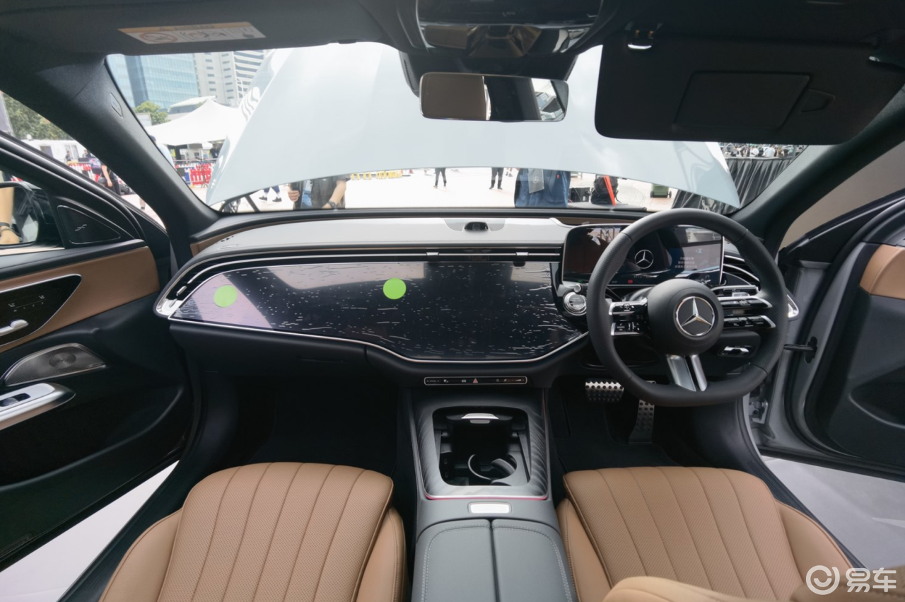 它采用了时下盛行的三联屏设计,而在软件配置上,它将支持刷抖音,玩