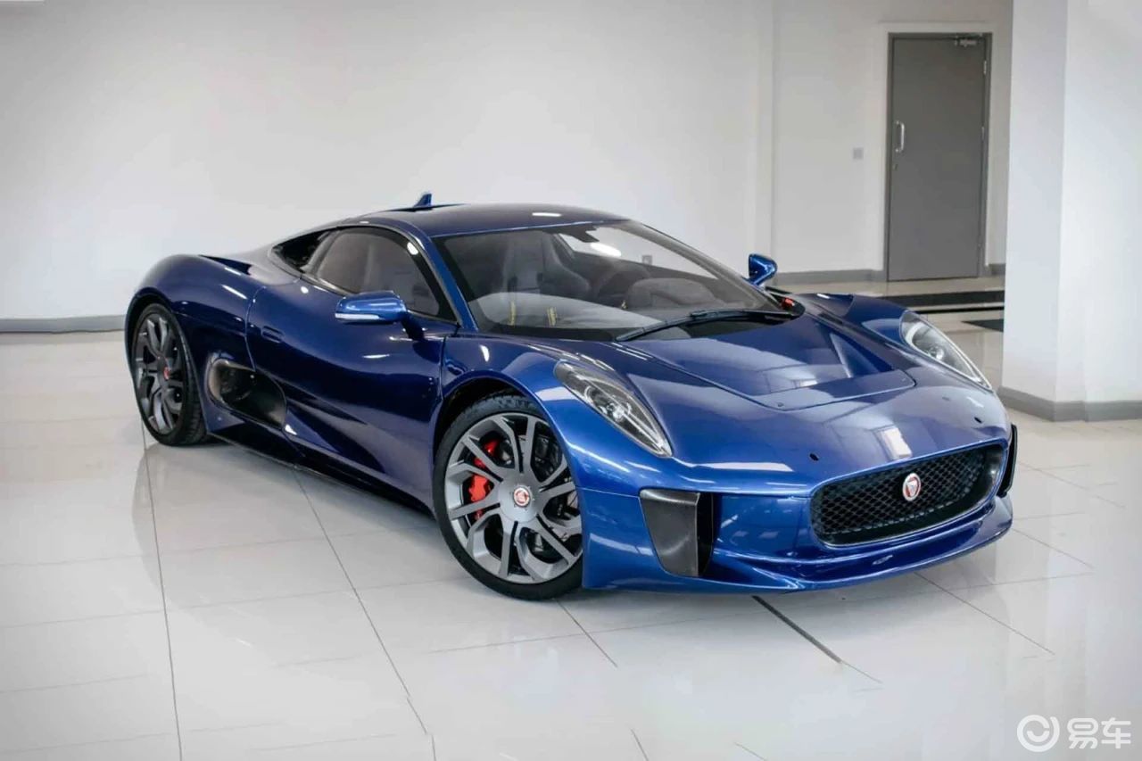 捷豹c-x75车身部分还加入了全新的碳纤维面板