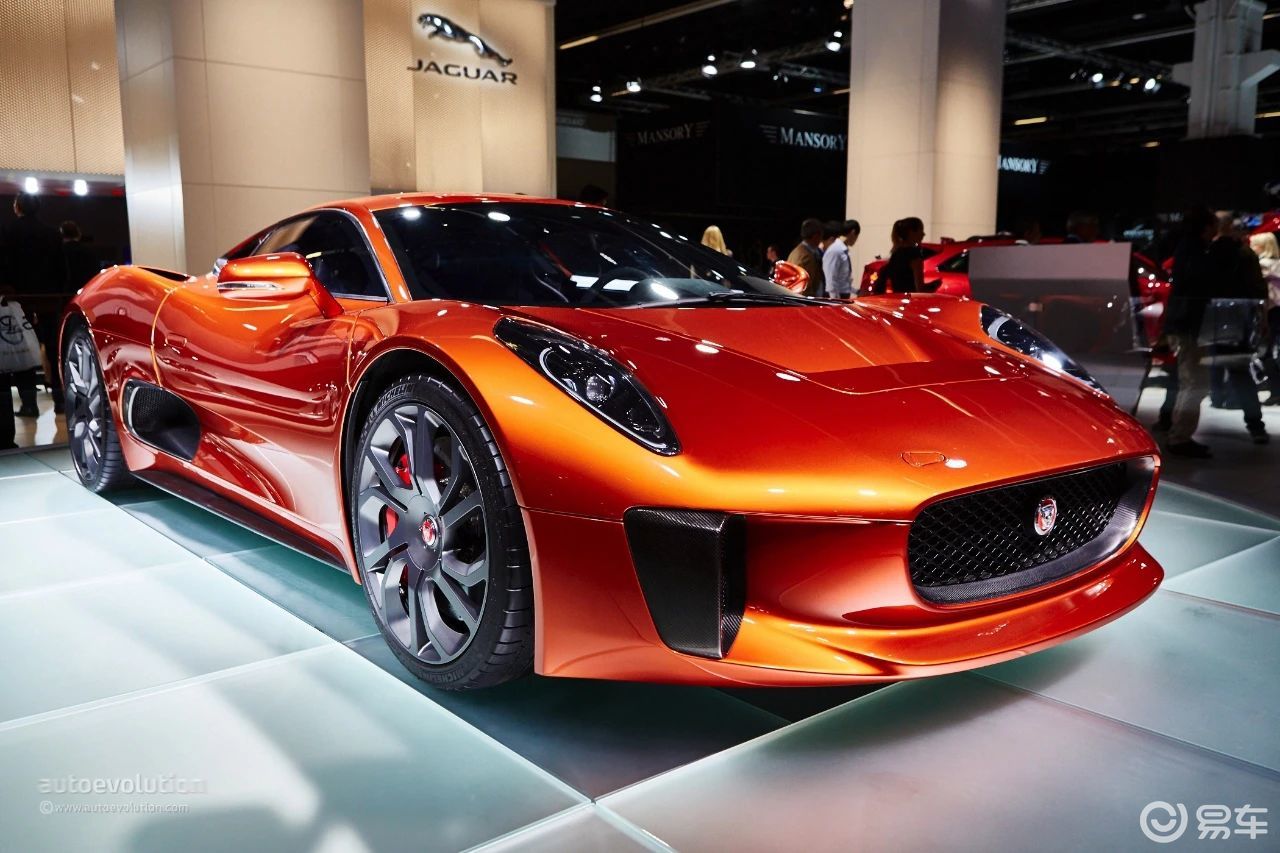 捷豹c-x75车身部分还加入了全新的碳纤维面板