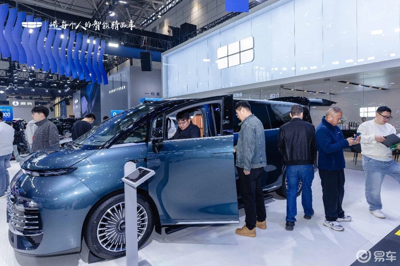 齐鲁车展迎“移动大平层” 吉利银河V900济南首秀