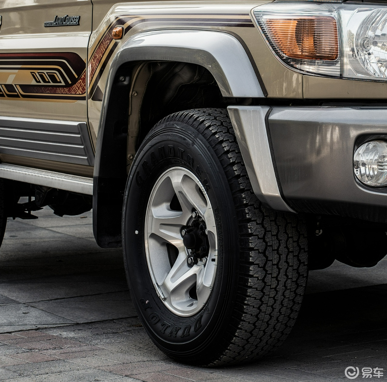 其次,丰田酷路泽70系在悬挂系统和轮胎方面也更具优势.