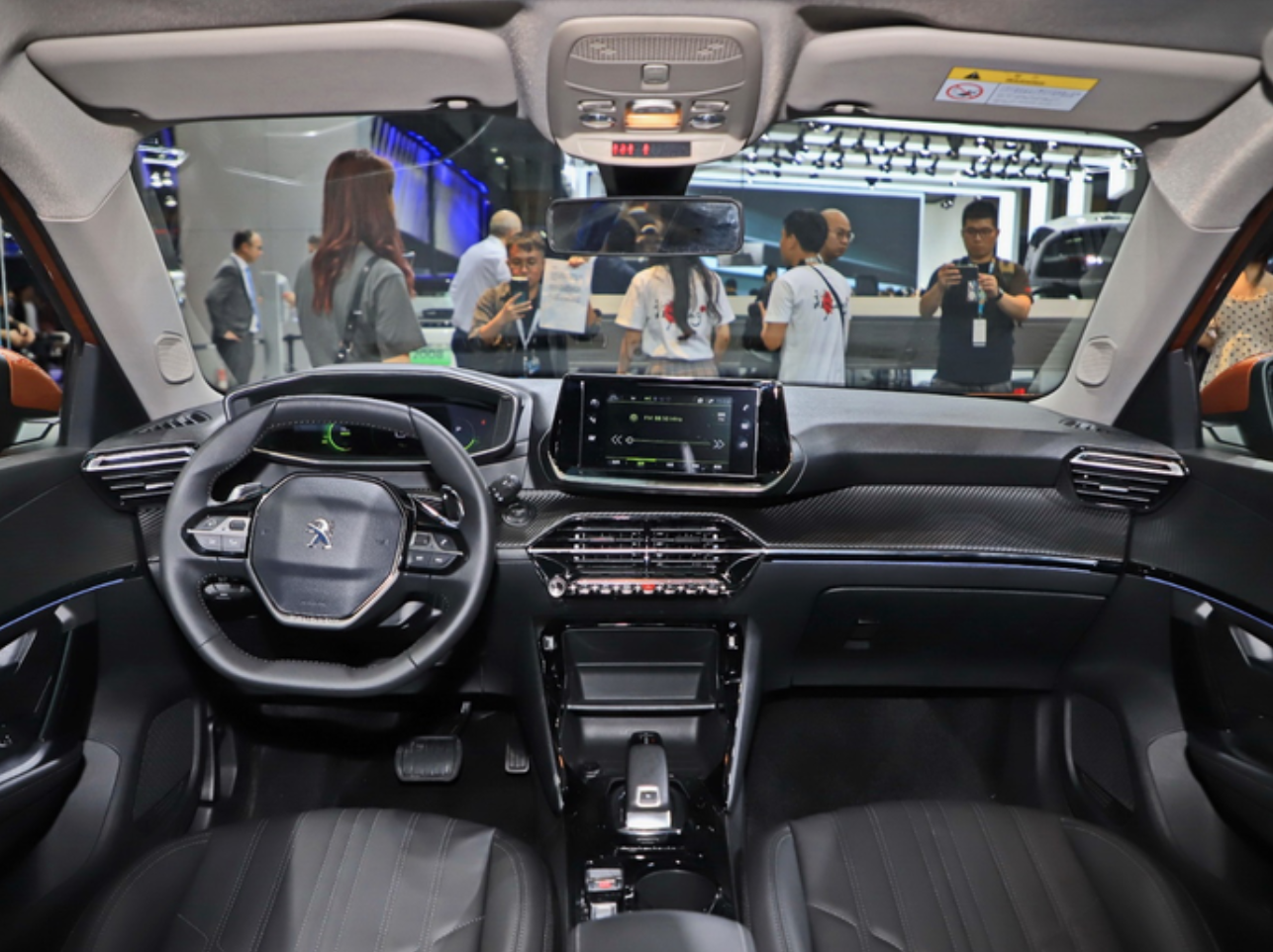内饰方面,标致e-2008提供最新的i-cockpit座舱设计,保留了与全新508