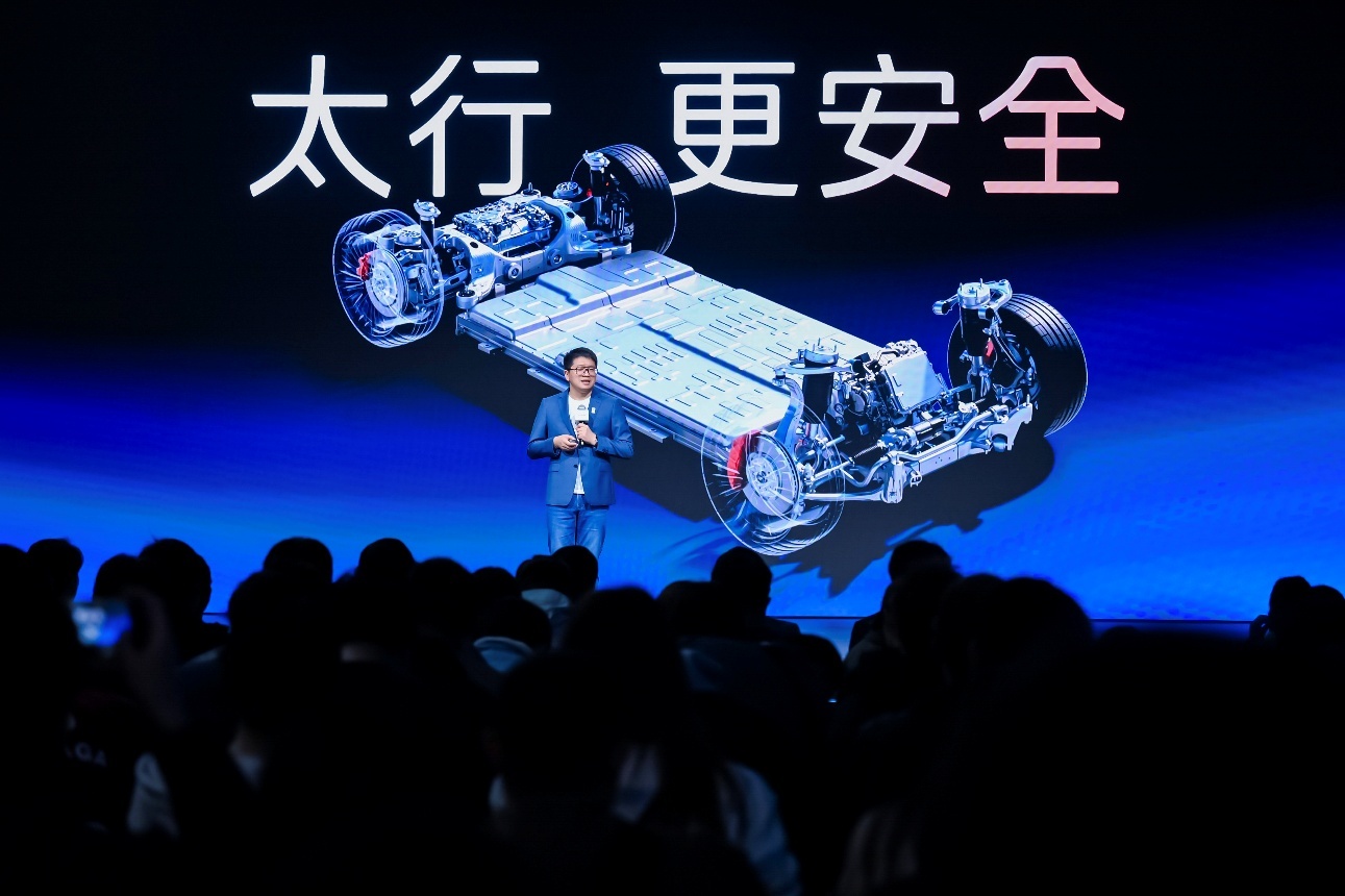 湿滑路面不打滑，高速爆胎不失控？阿维塔的车身定海神针来了