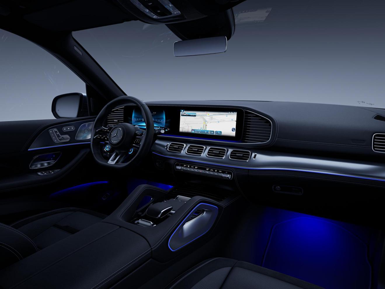 16.新一代AMG GLE SUV和轿跑SUV搭载第二代MBUX智能人机交互系统，标配高德定制导航、无线Apple CarPlay，升级“读心语音助理”，带来更加豪华智能的出行体验