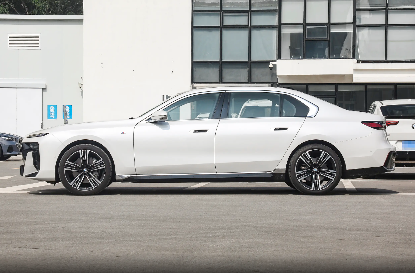 德系顶流大PK，宝马7系VS奥迪A8L，谁才是轿车首选？