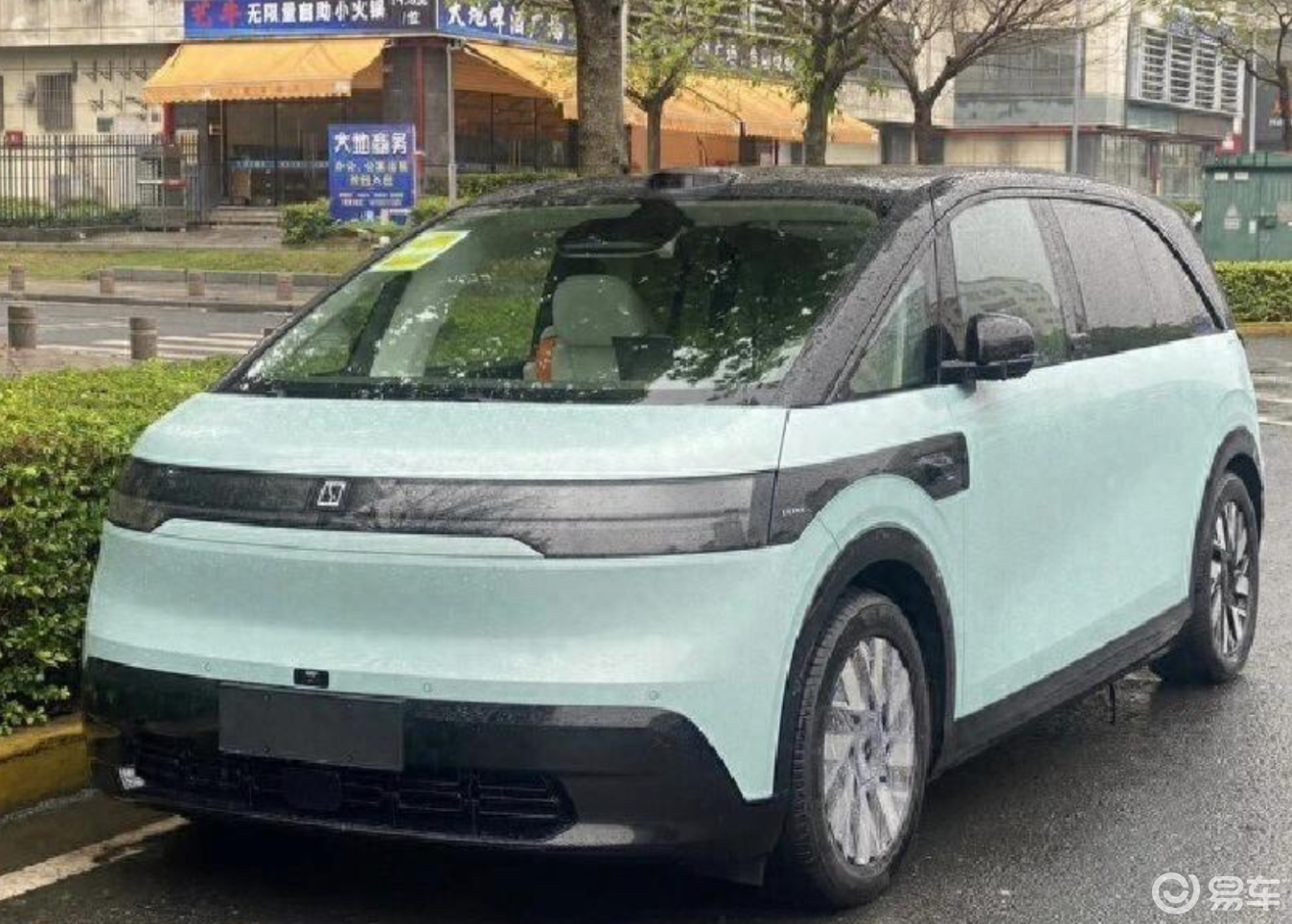 极氪MIX实拍,超3米轴距+对开侧滑门,大五座大空间_易车