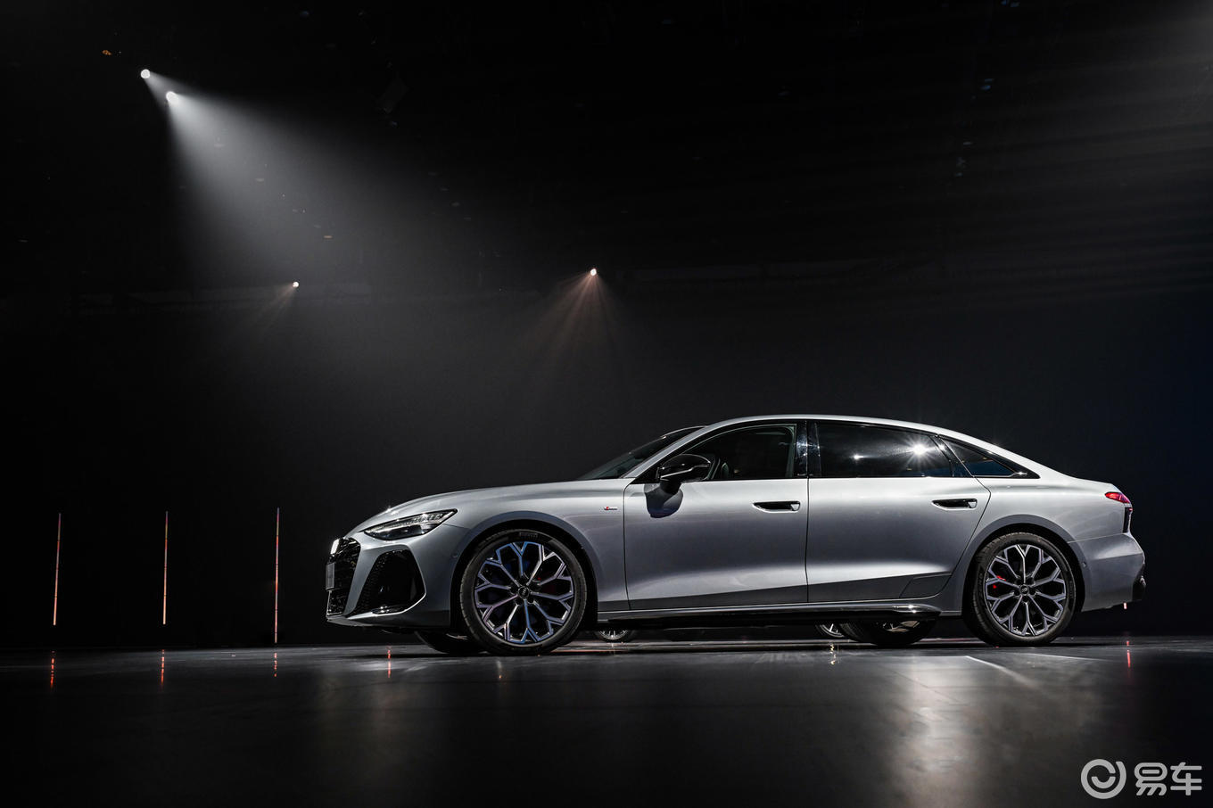 豪华标杆再进阶，全新奥迪A6L上市价32.29万元起