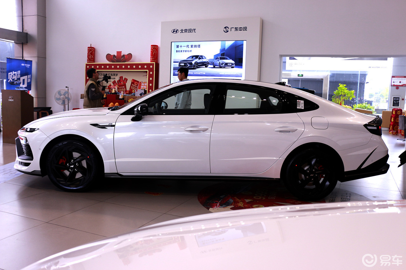 可以看到第十一代索纳塔采用了低趴设计来到车身侧面