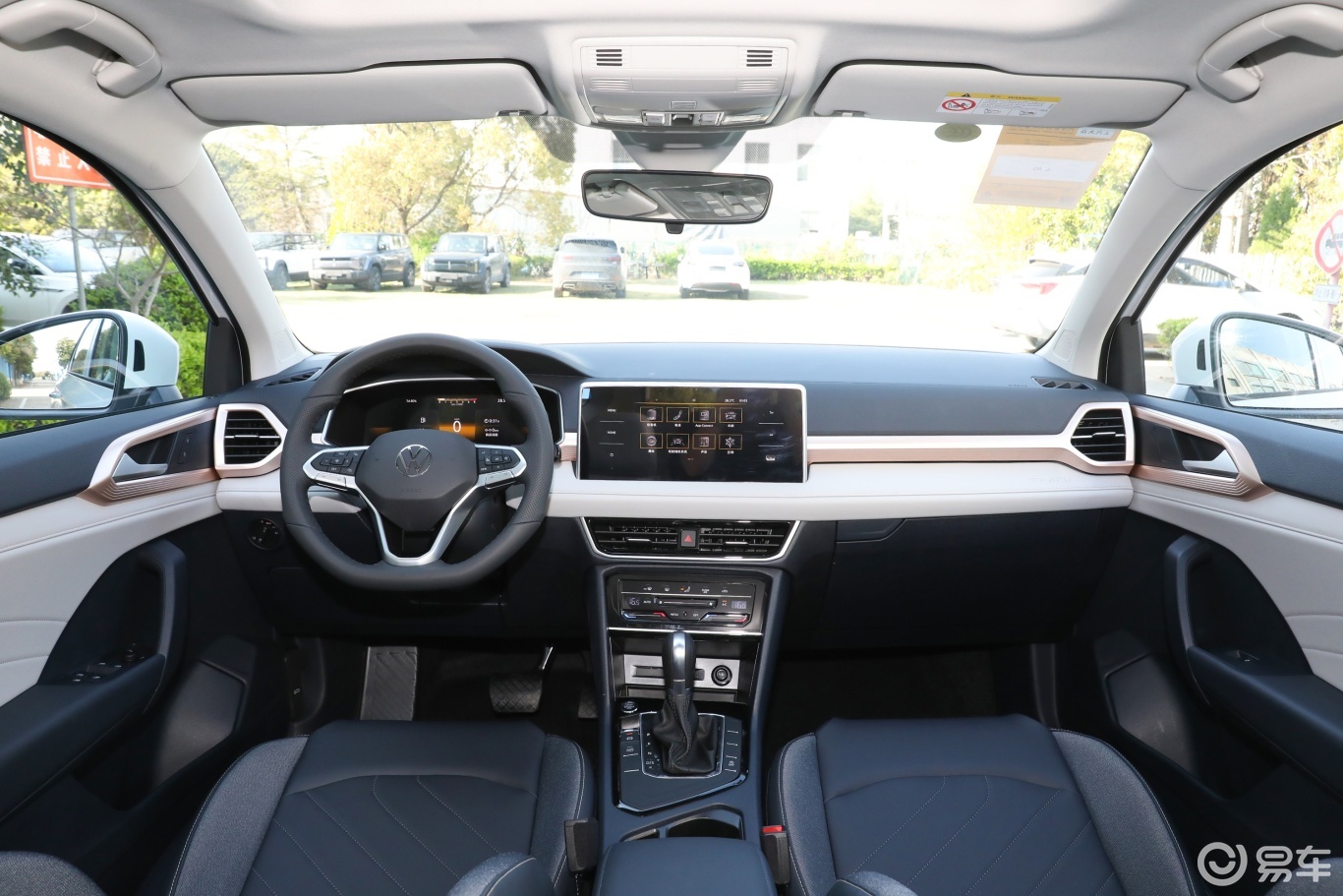 锋兰达大众途岳的中控台区域搭载了三幅式平底方向盘,10.25英寸_易车