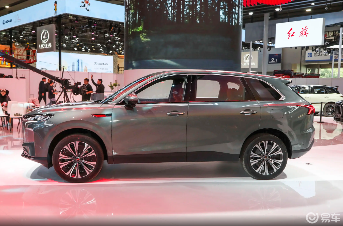 双15.6英寸大连屏，红旗HS6 PHEV仅17.88万