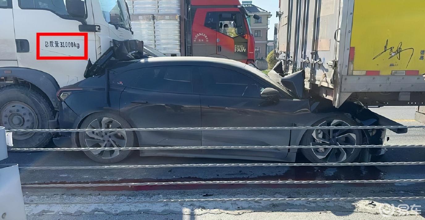 实战是最硬广告，极氪001被大货车前后夹击，车主正常下车_易车