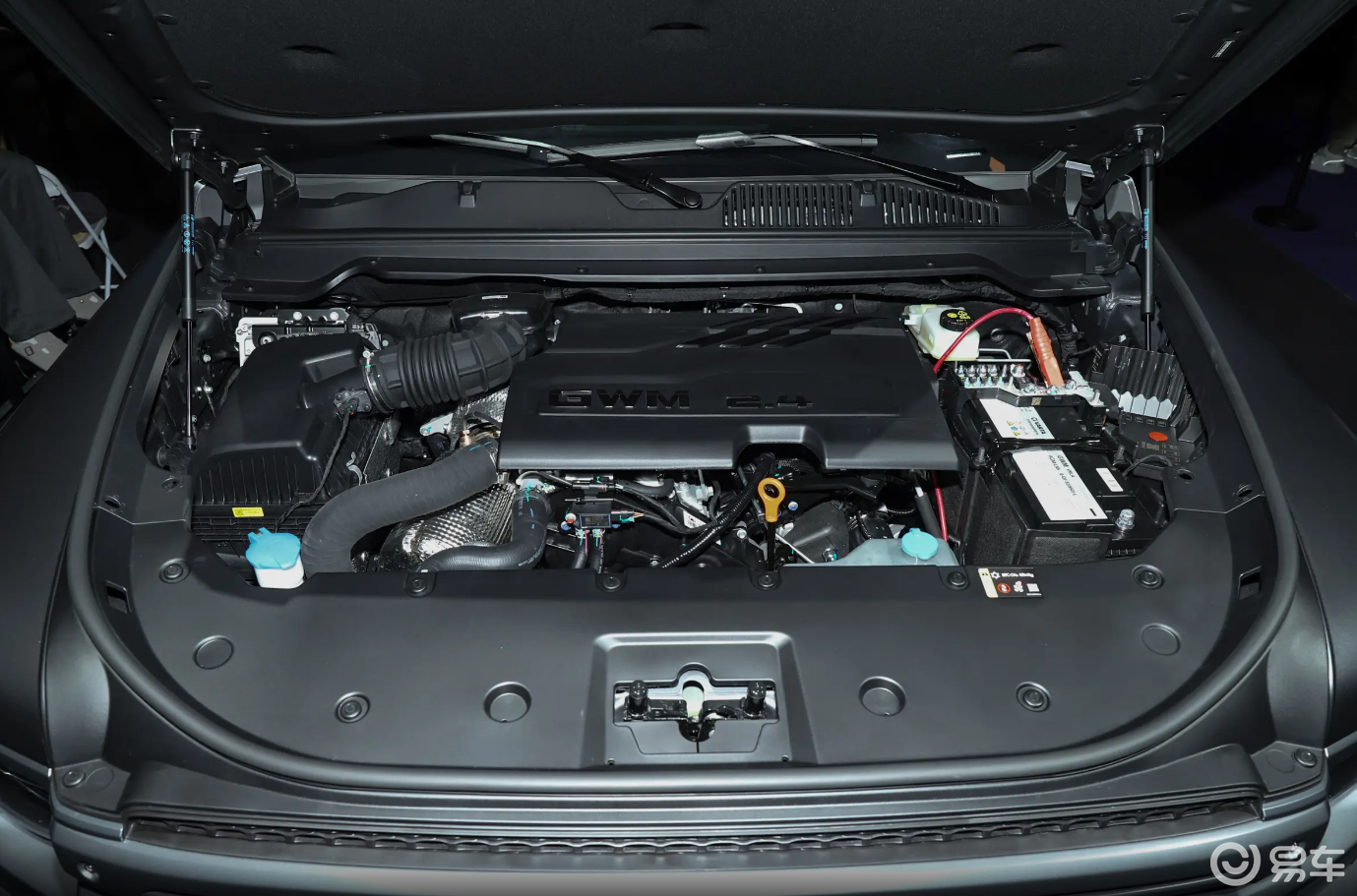 柴油2.4T双油箱，哈弗H9穿越版价格不算贵，底盘加高