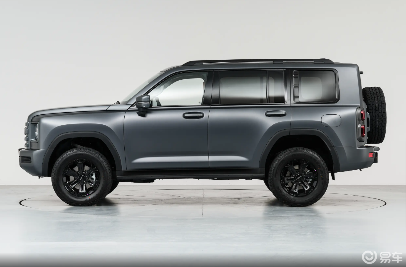 柴油2.4T双油箱，哈弗H9穿越版价格不算贵，底盘加高