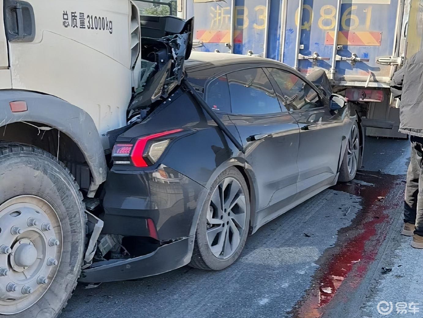 实战是最硬广告，极氪001被大货车前后夹击，车主正常下车_易车