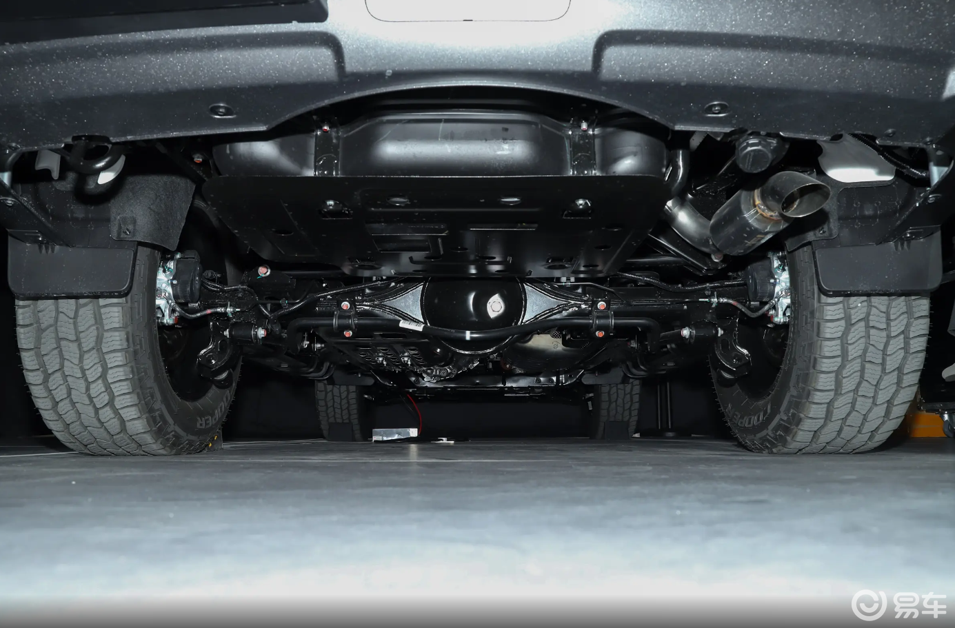 柴油2.4T双油箱，哈弗H9穿越版价格不算贵，底盘加高