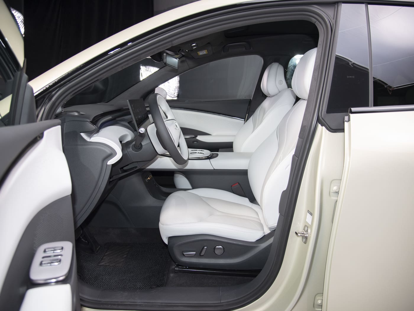 首次搭载AR-HUD,中型纯电SUV小鹏G7开启预售