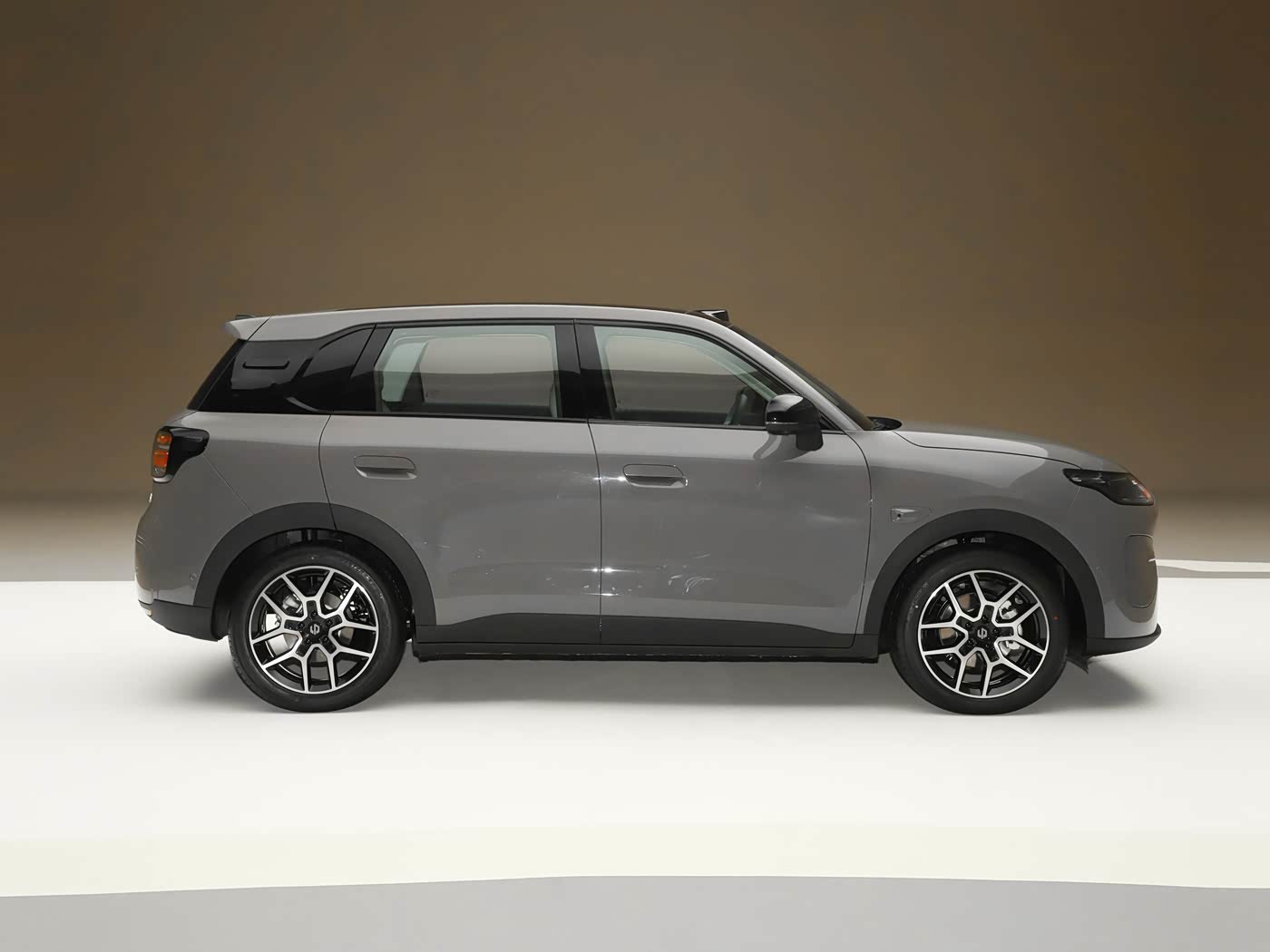 零跑全新小型SUV将上市,充电16分钟续航超500km