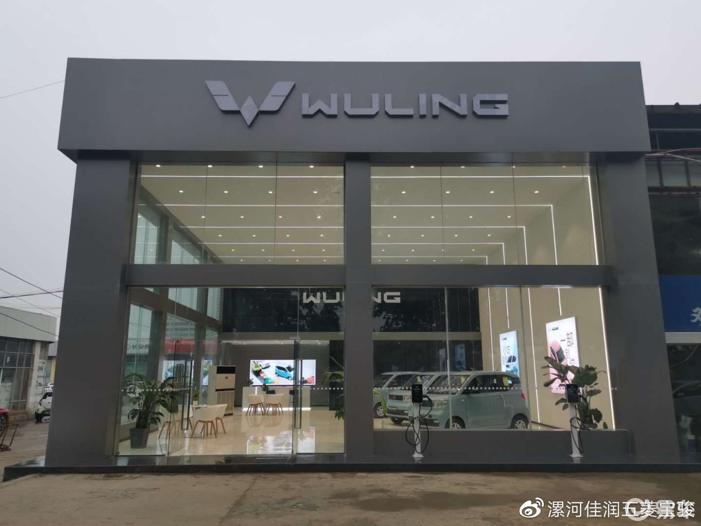 五菱宏光mini ev的腰线平行于地面,让这辆小车子看上去在动感之余又透