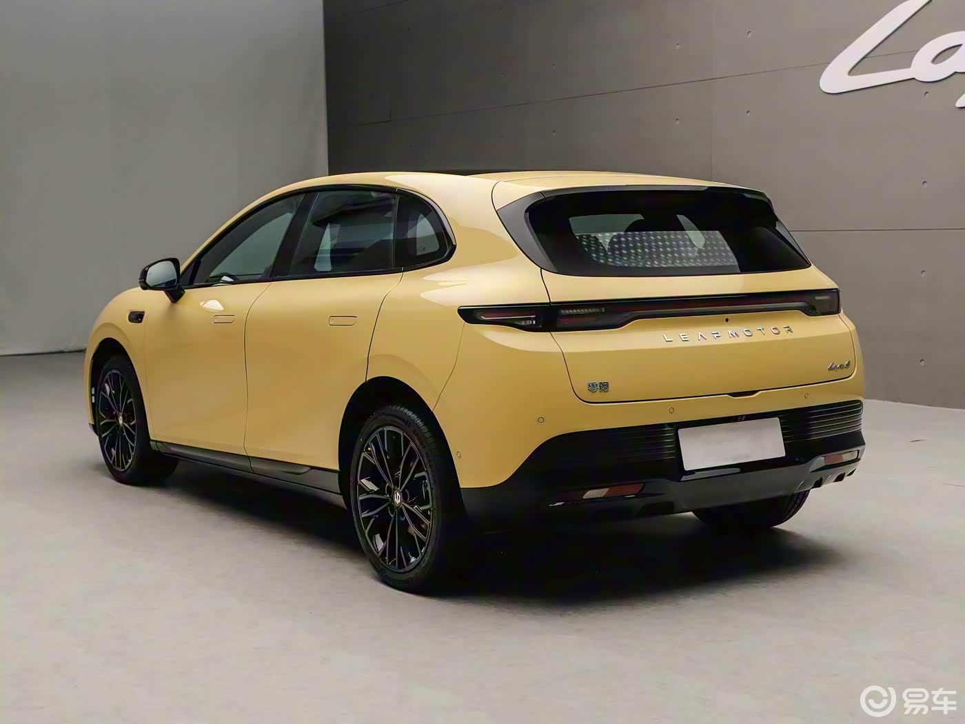 零跑造了台“红米YU7”，10万多，造型拉风，不让油车活