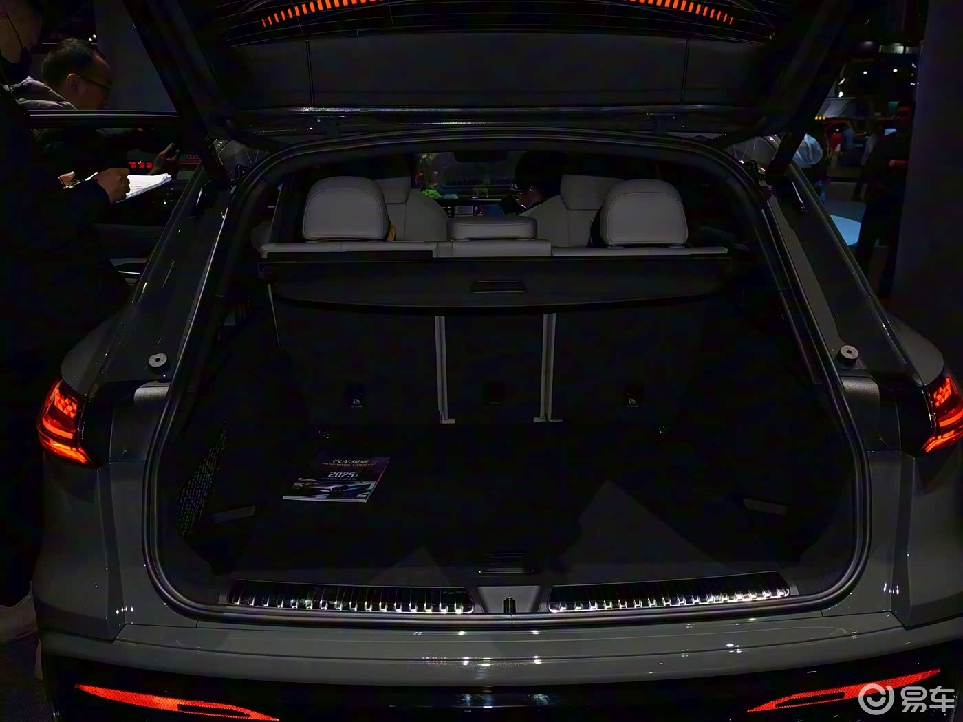 新奥迪Q5L亮相，2.0T+四驱只是基操，关键配空气悬架