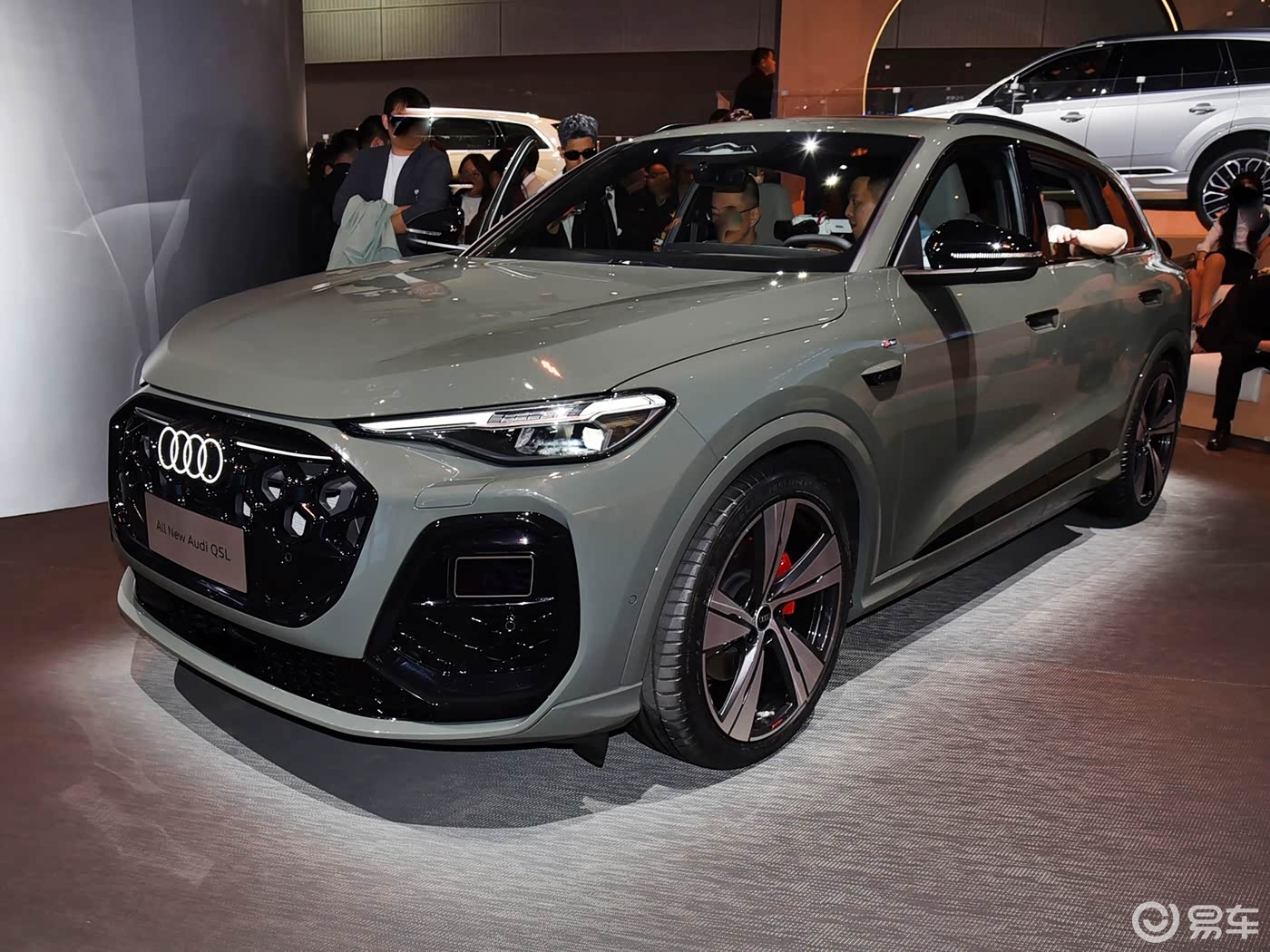 新奥迪Q5L亮相，2.0T+四驱只是基操，关键配空气悬架