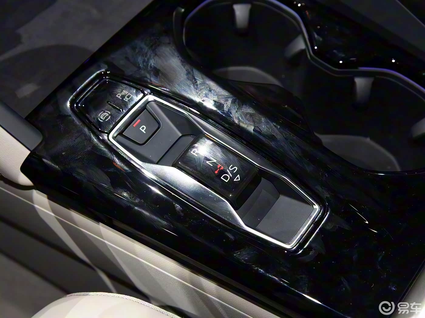 新奥迪Q5L亮相，2.0T+四驱只是基操，关键配空气悬架