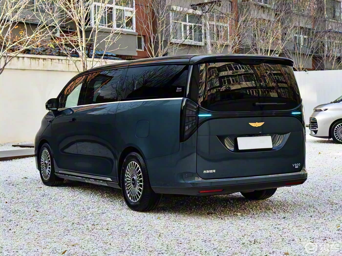 吉利银河全新MPV亮相,车标像宾利,二三排都舒适,要火了