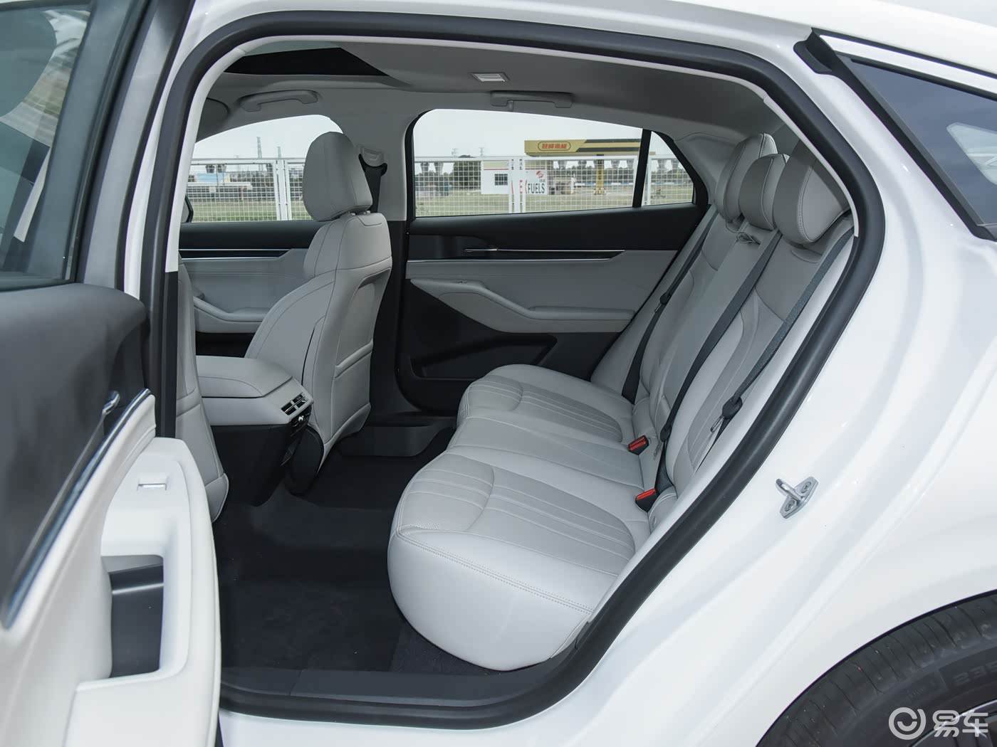 B级家轿大对决！2026款蒙迪欧VS本田雅阁，谁能胜出？