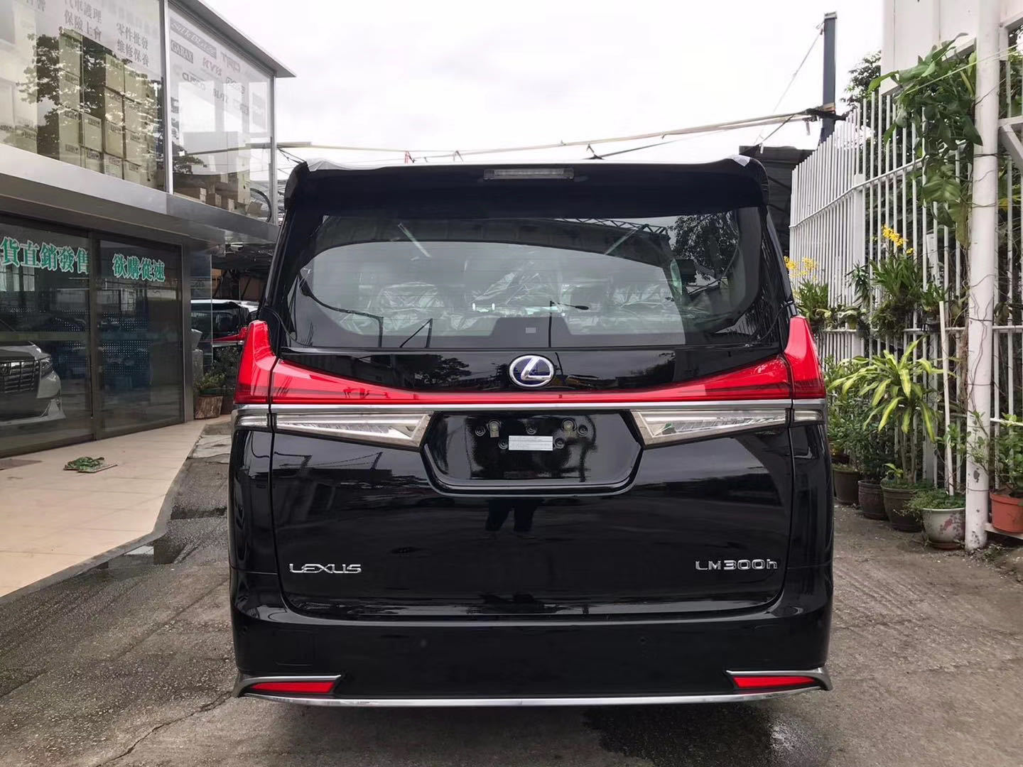 2020款雷克萨斯lm300的尾灯设计以大气为主,整体呈现出的x形的贯穿式