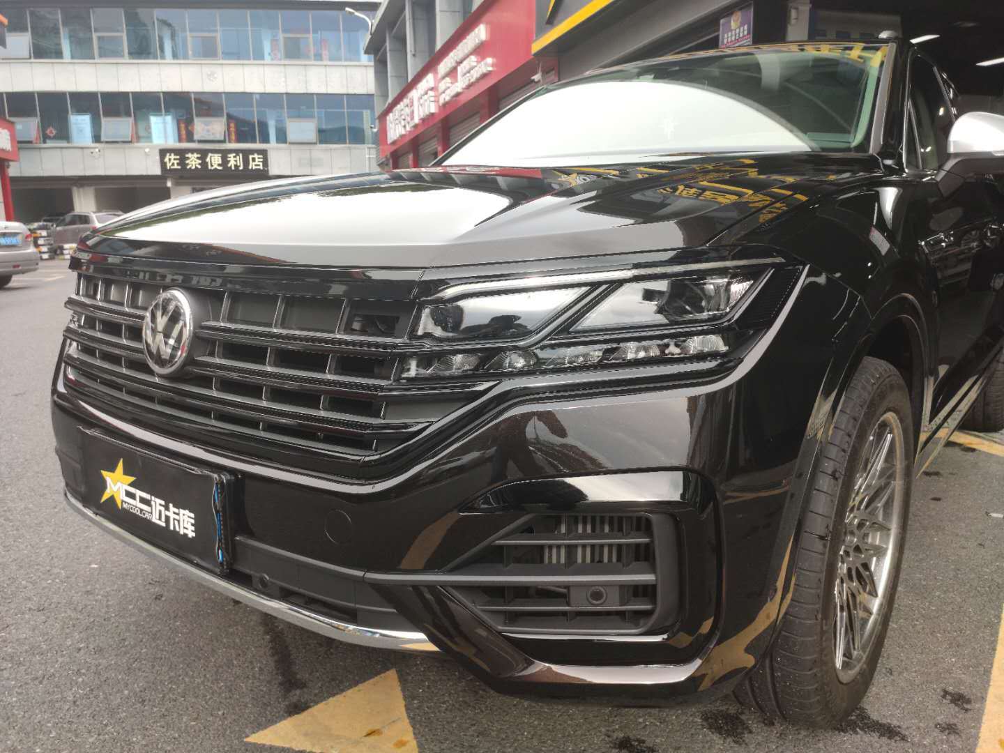 新款途锐改装高配矩阵大灯流水尾灯案例效果欣赏