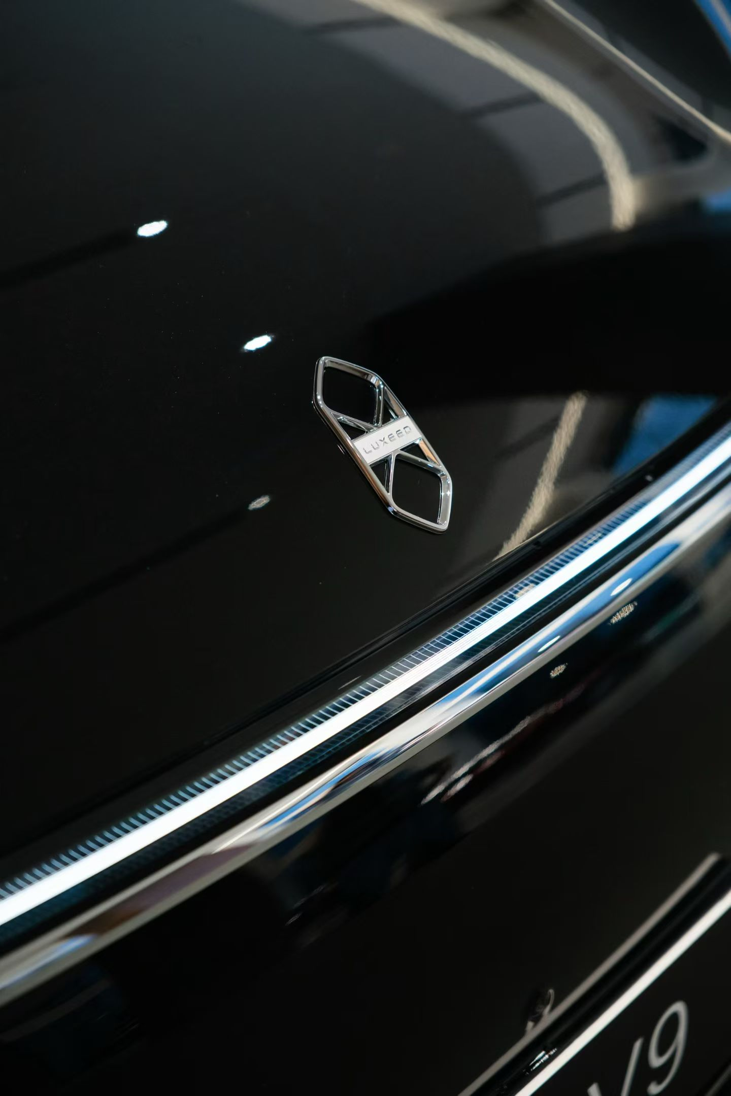 鸿蒙智行智界V9上市观影发布会落幕