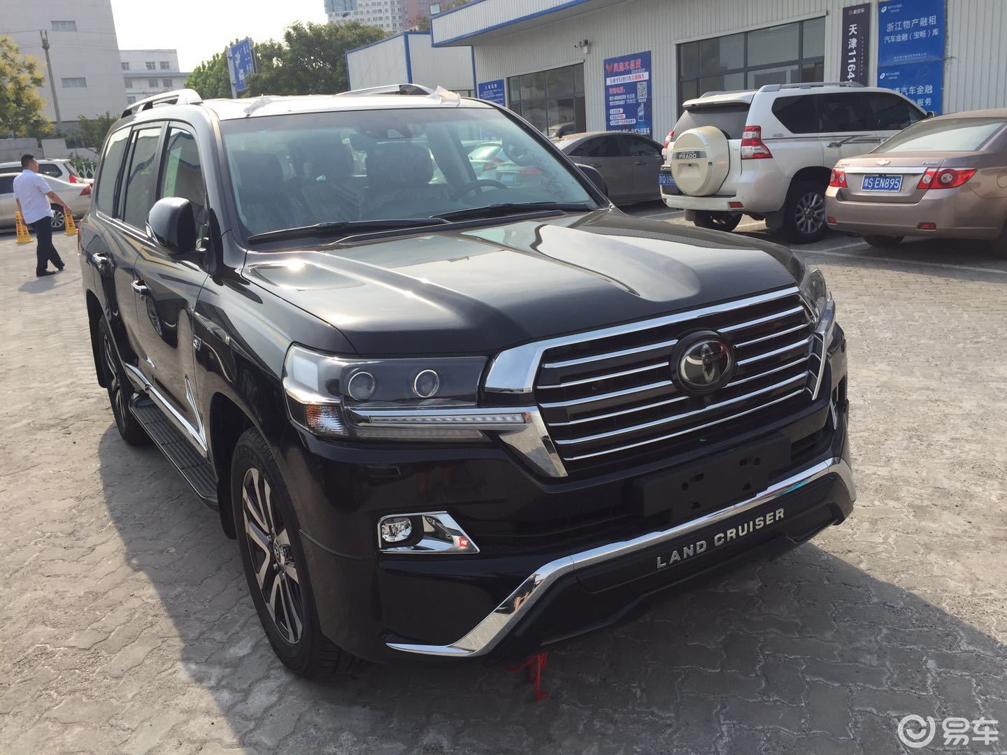 2019款丰田兰德酷路泽5700悬架方面则是将前悬架从扭力杆式变为螺旋